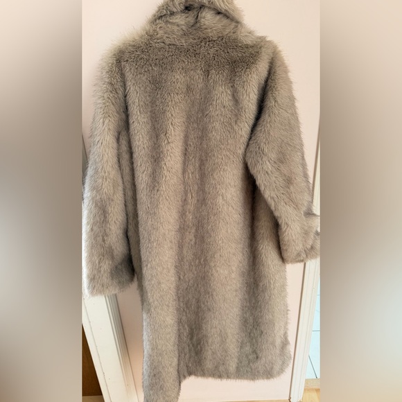 Aritzia Cortina Coat - Arctic Faux Fur - Picture 4 of 9